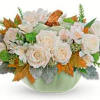 Ideal for your autumnal table setting, this sophisticated rose arrangement exudes elegance.