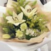 A special white bouquet of flowers,
suitable for special occasions of love.
hand-tied
if your