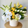 Modern Design Bouquet &ndash; Elegant Yellow and White Flower Arrangement in Ceramic