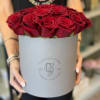 A luxurious hatbox filled with premium red roses, symbolizing elegance. This timeless