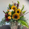 A robust arrangement with touches of natural elements and rich colors. 