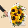 Ilumina cualquier momento con la energ&iacute;a radiante de nuestros girasoles frescos combinados