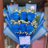 Mini ramo con 6 rosas azules y gipsofilia.