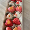 Docena de fresas con chocolates decoradas al gusto.