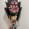 This bouquet combinines sweetness elegance and celebration in a single detail, ideal