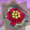 Mini ramito sencillo elaborado con rosas rojas, gipsofilias, y chocolates ferrero.
