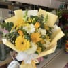 Beautiful small bouquet with roses, gerberas , snapdragons and fine foliages
Ramo peque&ntilde;o