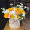 Beautiful Yellow floral in a flower box. Perfecto para el de Dia