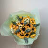 A celebration of light and vitality.
This bouquet of 20 sunflowers unfolds in