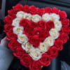 caja en forma de corazon con rosas rojas y blancas 