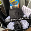unidad de 12 rosas, una gorra y un hot weels