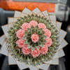 Ramo elaborado con rosas de billetes hechas a mano, y rosas rosadas.