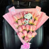 Ramo elaborado con rosas rosadas, y snoopy