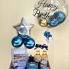 Desayuno elaborado con bebidas alcoholicas, pastel, fruta, y globos