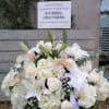 Hermoso arreglo funebre en tonos blancos, elaborado con lirios, hortensias, orquideas y