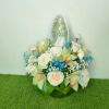 Arreglo en tonos blancos y azules, elaborado con rosas, orquideas y gipsofilia