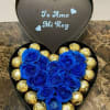 Caja de corazon elaborada con rosas azules, y chocolates ferrero