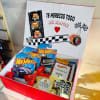 contiene coches hotwheel, dulces,decoracion y mensaje personalizado, y su presentacion 