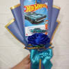 Ramo elaborado con rosa eterna color azul y carritos hot wheels
