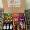 Viene con cerveza, tostitos, hot doritos, ruffles, y dulces