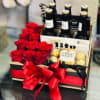 viene con 6 pack de bebida alcoholica, chocolates ferrero rocher, y rosas