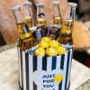 Incluye bebidas alcoholicas y chocolates ferrero rocher y hersheys.