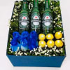 viene con bebida alcoholica, elaborada con rosas pintadas en aerosol de azul