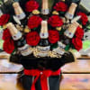 Bouquet con rosas rojas y bebidas alcoholicas, gipsofilia.