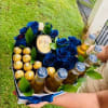 incluye botella de whisky, varias botellas de cervza, chocolates ferrero rocher y