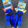 ramito elaborado con rosas eternas azules, carro hotwheels y chocolates, 25 cada