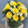 elaborada con rosas amarillas y eucalipto