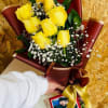 lindas flores rosas amarillas y gipsofilia