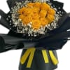 Buchon elaborado con rosas amarillas y gipsofilia