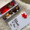 5 unidades de fresas con chocolate decoradas, marshmellows, una rosita y gipsofilia