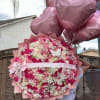 Buchon elaborado con 100 rosas rosadas oscuras claras y blancas,gipso, globos y
