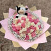 Buchon elaborado con 40 rosas blancas y rosadas, gipso, peluche de vaquita