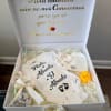 Caja personalizada viene con ropita de bebe y accesorios.