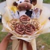 MIni ramo de vaquita elaborado con 5 rosas eternas, y vaquita de