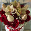 Caja elaborada con rosas rojas, gipsofilia, 