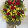 Beautiful floral arrangement that shines with that light that radiates the yellow