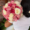 Beautiful rose bouquet with decorative bow, no paper wrapping

Hermoso bouquet de rosa