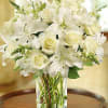 Clear  vase  with  white  lilies ,  roses