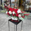 Winter flower arrangements capture the season&rsquo;s charm with frosty whites, deep reds