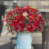 Enjoy this arrangement on a Desember with this lovely floral design 