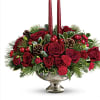 Beautiful glass with flowers reminiscent of Christmas and candles, ideal for events