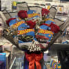 Bouquet of 6 red roses and 7 Hot Wheels for men.