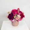 Shades of pink and red flowers make up this chic and petite
