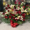 arrangement with 30 red roses, and pink oriental lilies, green leaves.
Arreglo floral