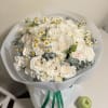 bouquet of white piano roses with delicate daisies