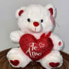 Un adorable oso blanco con un coraz&oacute;n rojo que dice &ldquo;Te amo&rdquo;.